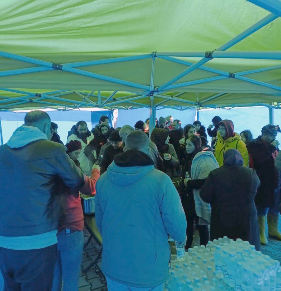 Tepebaşı Aşevinden Depremzedelere Kahvaltı Ve Yemek İkramı