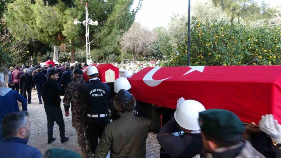 Depremde Hayatını Kaybeden Polis Baba Ve 2 Çocuğuna Acı Veda