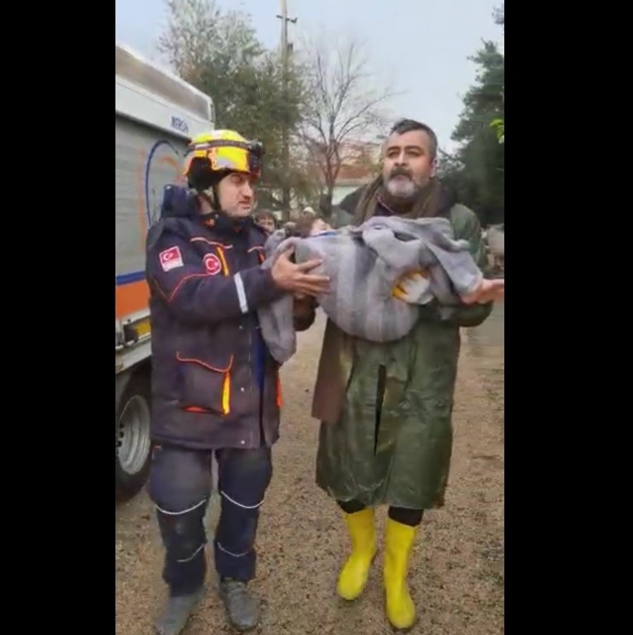 Toroslar Belediyesi Ekipleri, Kırıkhan’da Küçük Çocuğu Enkazdan Sağ Olarak Kurtardı