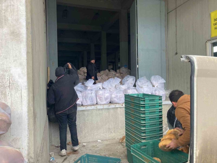 Deprem Bölgesi İçin 24 Saat Ekmek Üretiyorlar