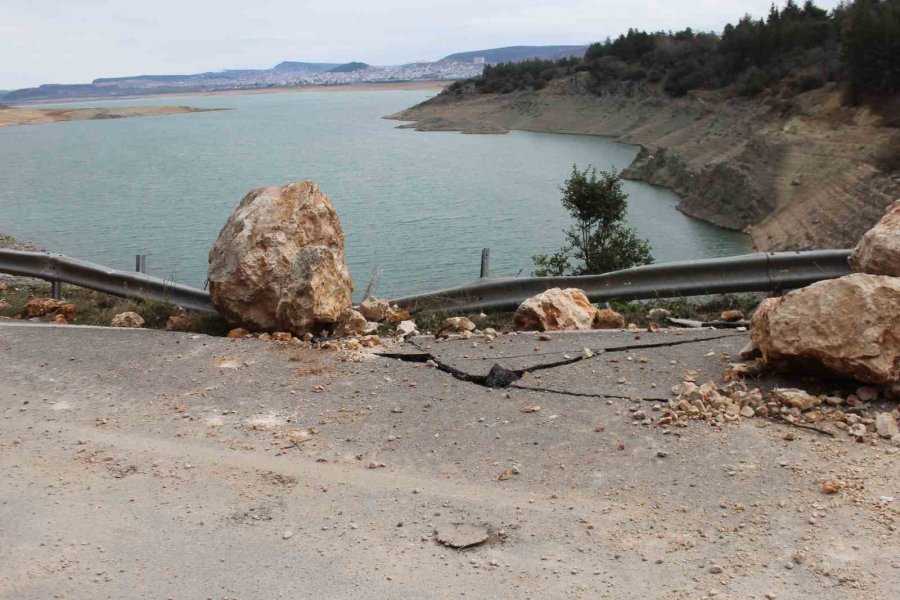 Kartalkaya Barajı’nda Yol Ortadan İkiye Ayrıldı