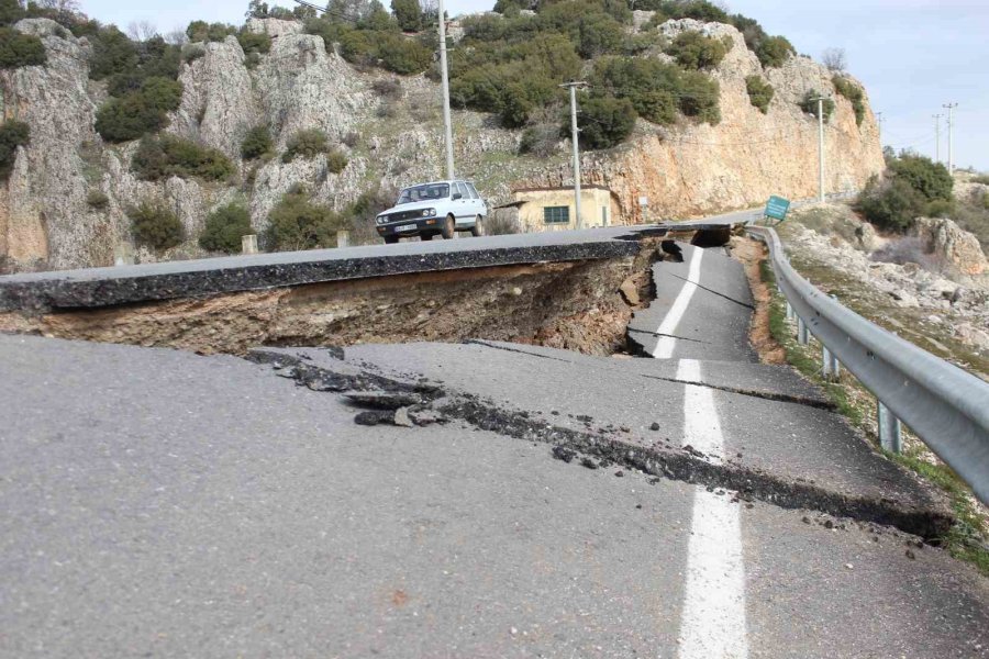 Kartalkaya Barajı’nda Yol Ortadan İkiye Ayrıldı