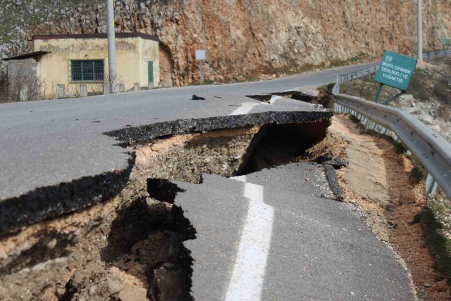 Kartalkaya Barajı’nda Yol Ortadan İkiye Ayrıldı