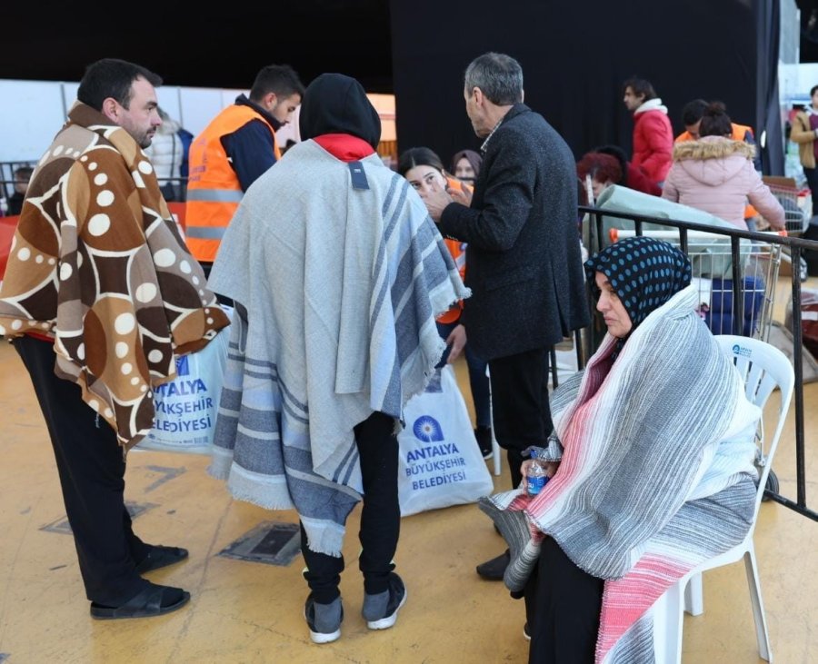 Antalya’daki Depremzede Vatandaşların İhtiyaçları Karşılanıyor