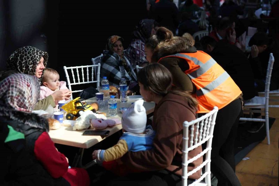 Antalya’daki Depremzede Vatandaşların İhtiyaçları Karşılanıyor