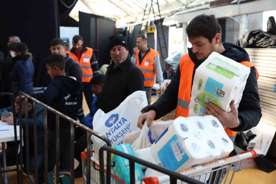 Antalya’daki Depremzede Vatandaşların İhtiyaçları Karşılanıyor