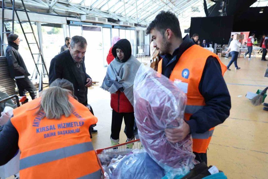 Antalya’daki Depremzede Vatandaşların İhtiyaçları Karşılanıyor