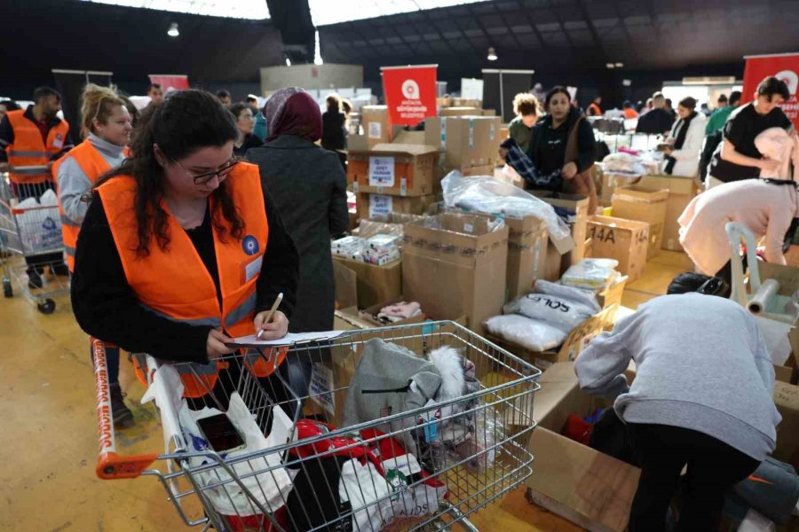 Antalya’daki Depremzede Vatandaşların İhtiyaçları Karşılanıyor