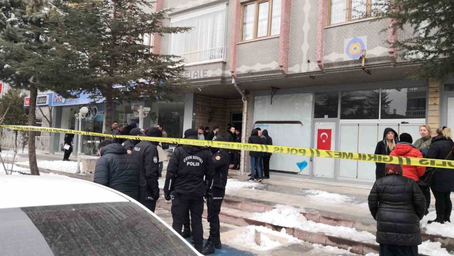 Aksaray’da Depremden Etkilenen Ağır Hasarlı 5 Katlı Bina Tahliye Edildi