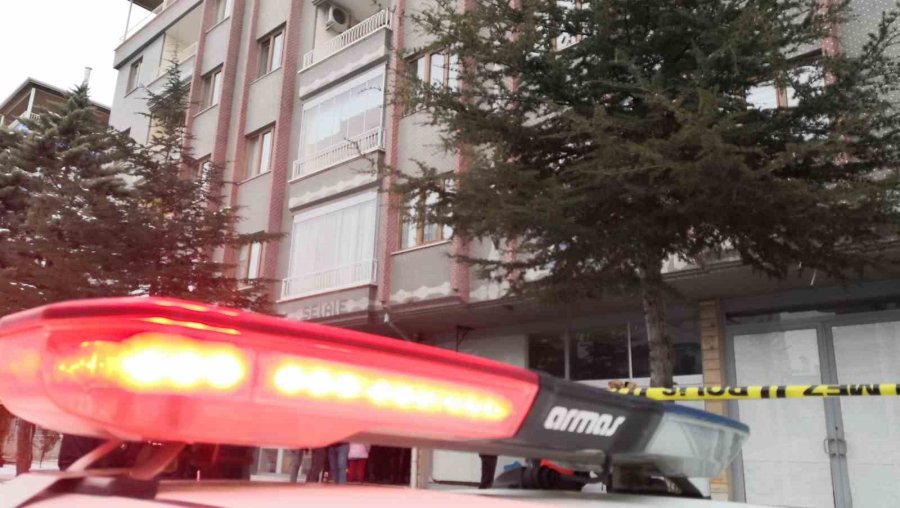 Aksaray’da Depremden Etkilenen Ağır Hasarlı 5 Katlı Bina Tahliye Edildi