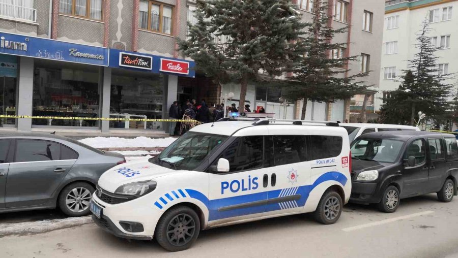 Aksaray’da Depremden Etkilenen Ağır Hasarlı 5 Katlı Bina Tahliye Edildi