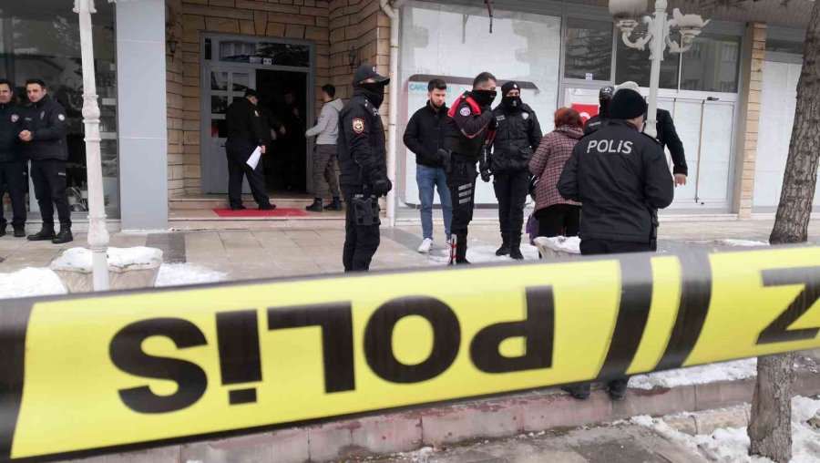 Aksaray’da Depremden Etkilenen Ağır Hasarlı 5 Katlı Bina Tahliye Edildi