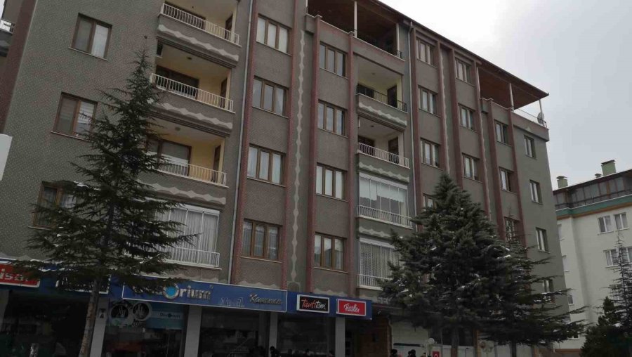 Aksaray’da Depremden Etkilenen Ağır Hasarlı 5 Katlı Bina Tahliye Edildi