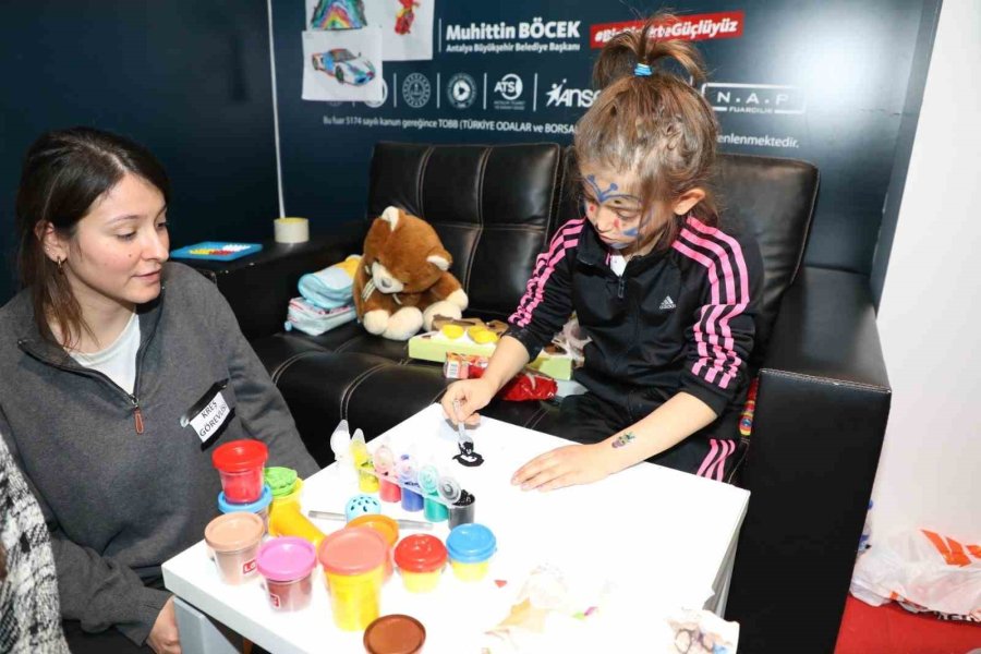 Antalya Büyükşehir Belediyesi Afet Yardım Merkezi’nde Yürek Isıtan Görüntüler