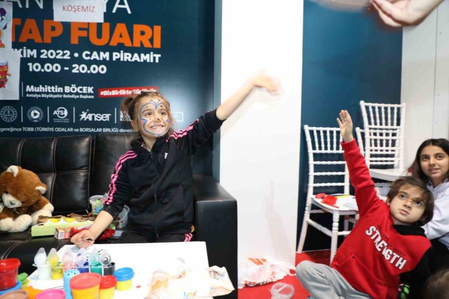 Antalya Büyükşehir Belediyesi Afet Yardım Merkezi’nde Yürek Isıtan Görüntüler