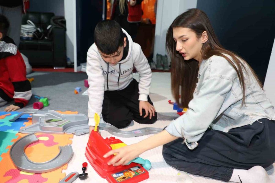 Antalya Büyükşehir Belediyesi Afet Yardım Merkezi’nde Yürek Isıtan Görüntüler