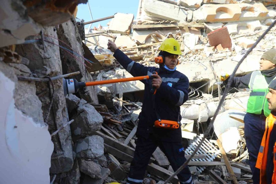 Asat, Deprem Bölgesinde Akustik Cihazlarla Onlarca Can Kurtardı