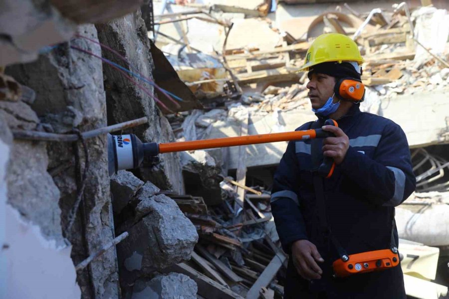 Asat, Deprem Bölgesinde Akustik Cihazlarla Onlarca Can Kurtardı