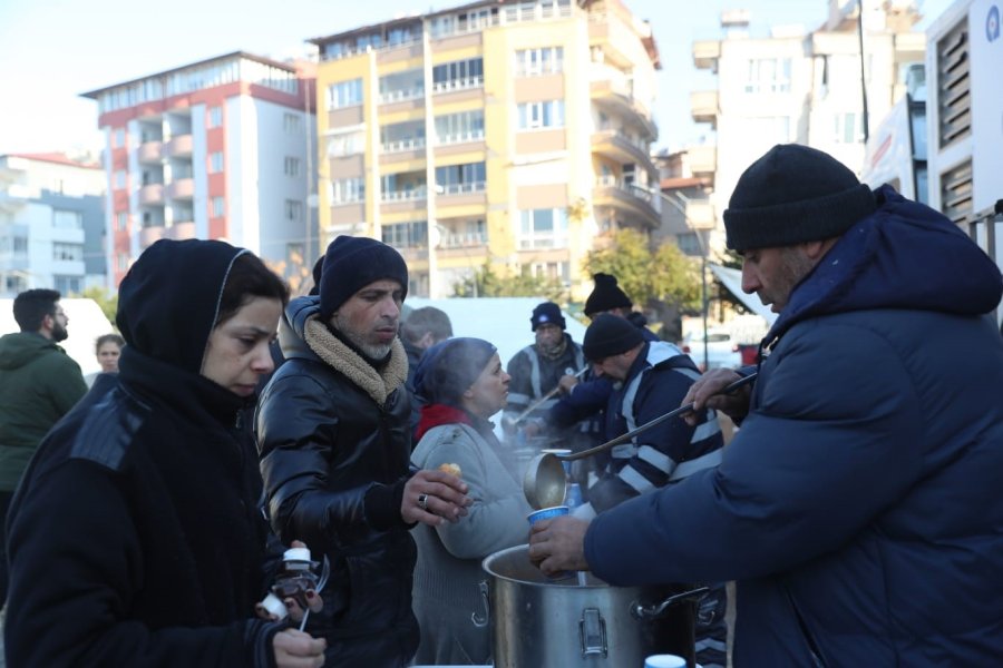 Depremzedeler İçin Her Gün 70 Bin Kişilik Sıcak Yemek