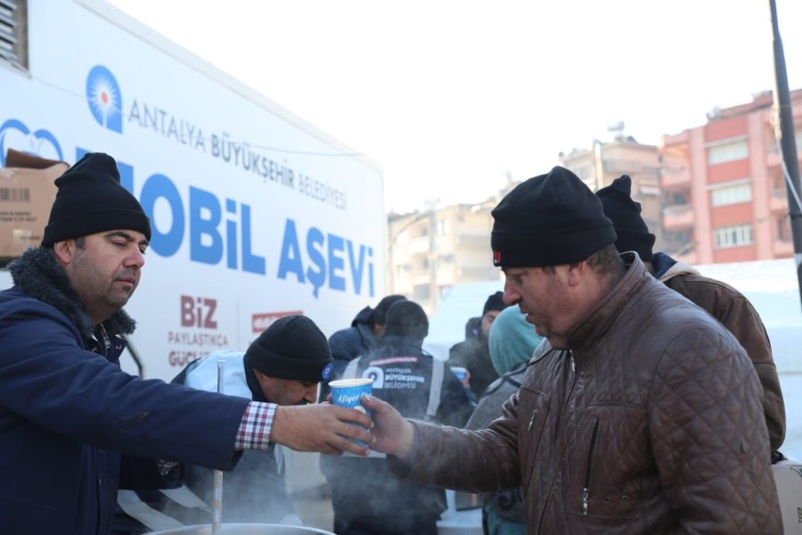 Depremzedeler İçin Her Gün 70 Bin Kişilik Sıcak Yemek