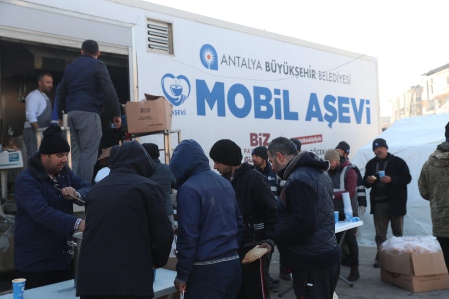 Depremzedeler İçin Her Gün 70 Bin Kişilik Sıcak Yemek