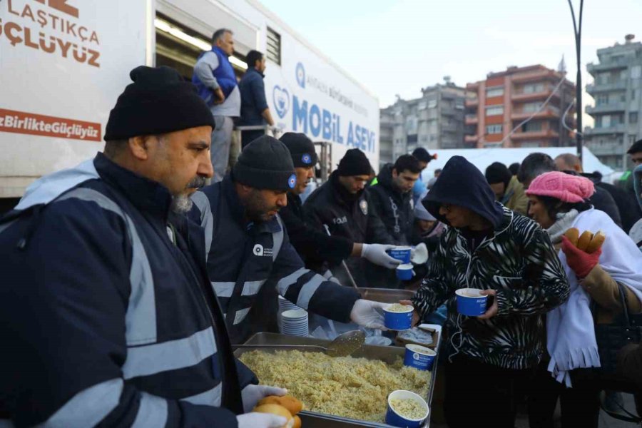 Depremzedeler İçin Her Gün 70 Bin Kişilik Sıcak Yemek