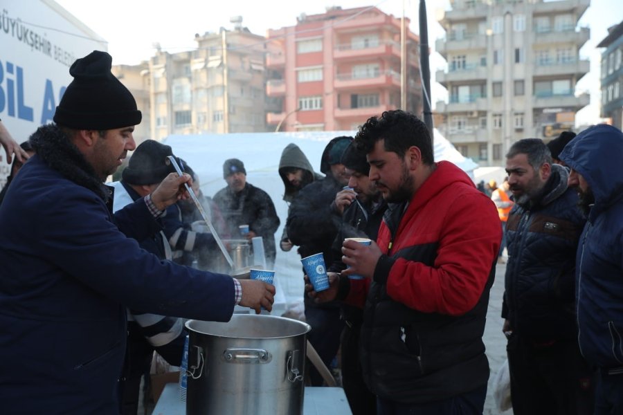 Depremzedeler İçin Her Gün 70 Bin Kişilik Sıcak Yemek