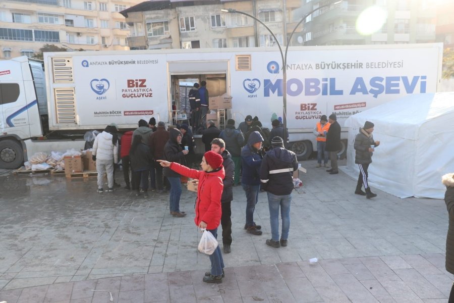 Depremzedeler İçin Her Gün 70 Bin Kişilik Sıcak Yemek