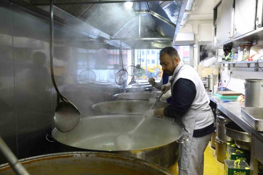 Depremzedeler İçin Her Gün 70 Bin Kişilik Sıcak Yemek