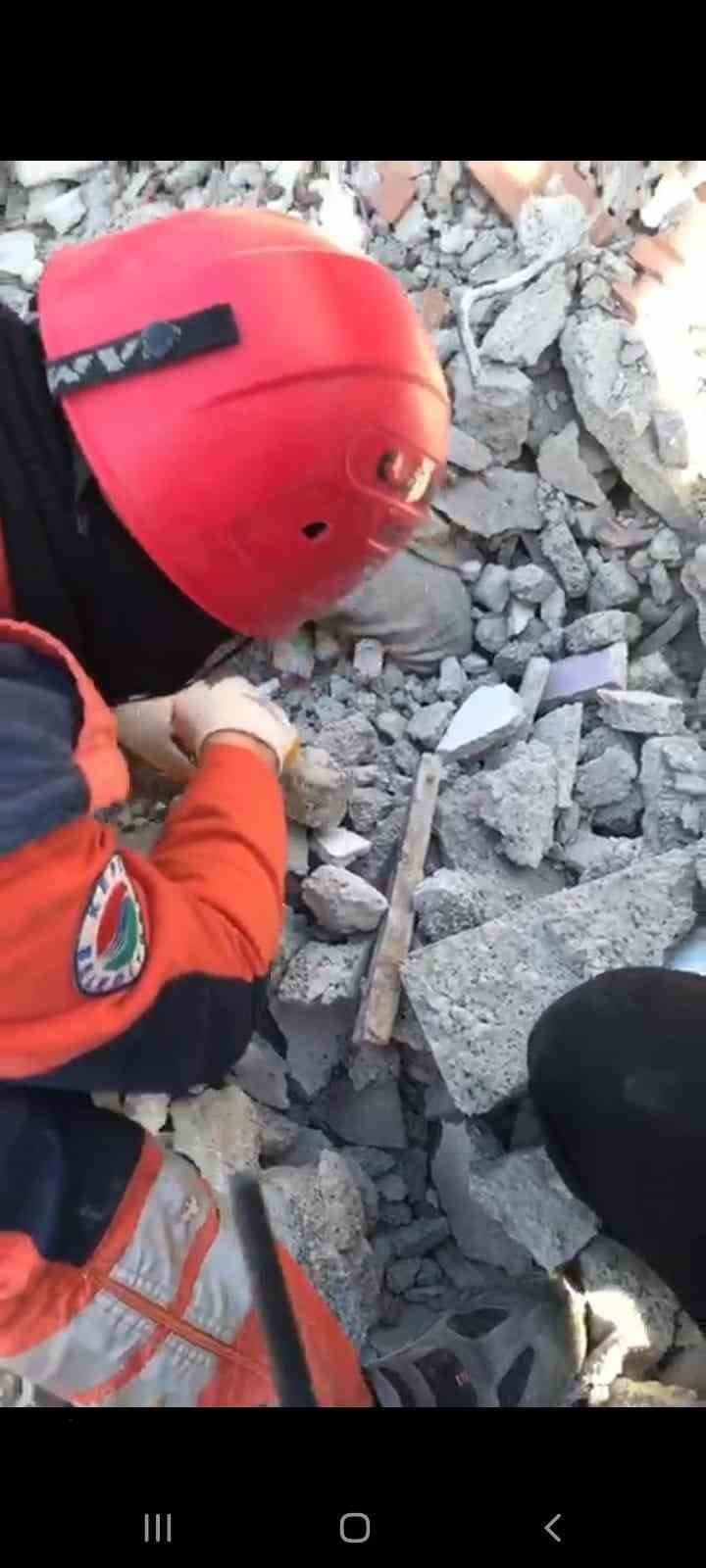 Kepez Belediyesi Ekipleri, 84. Saatte Serpil Teyzeyi Kurtardı