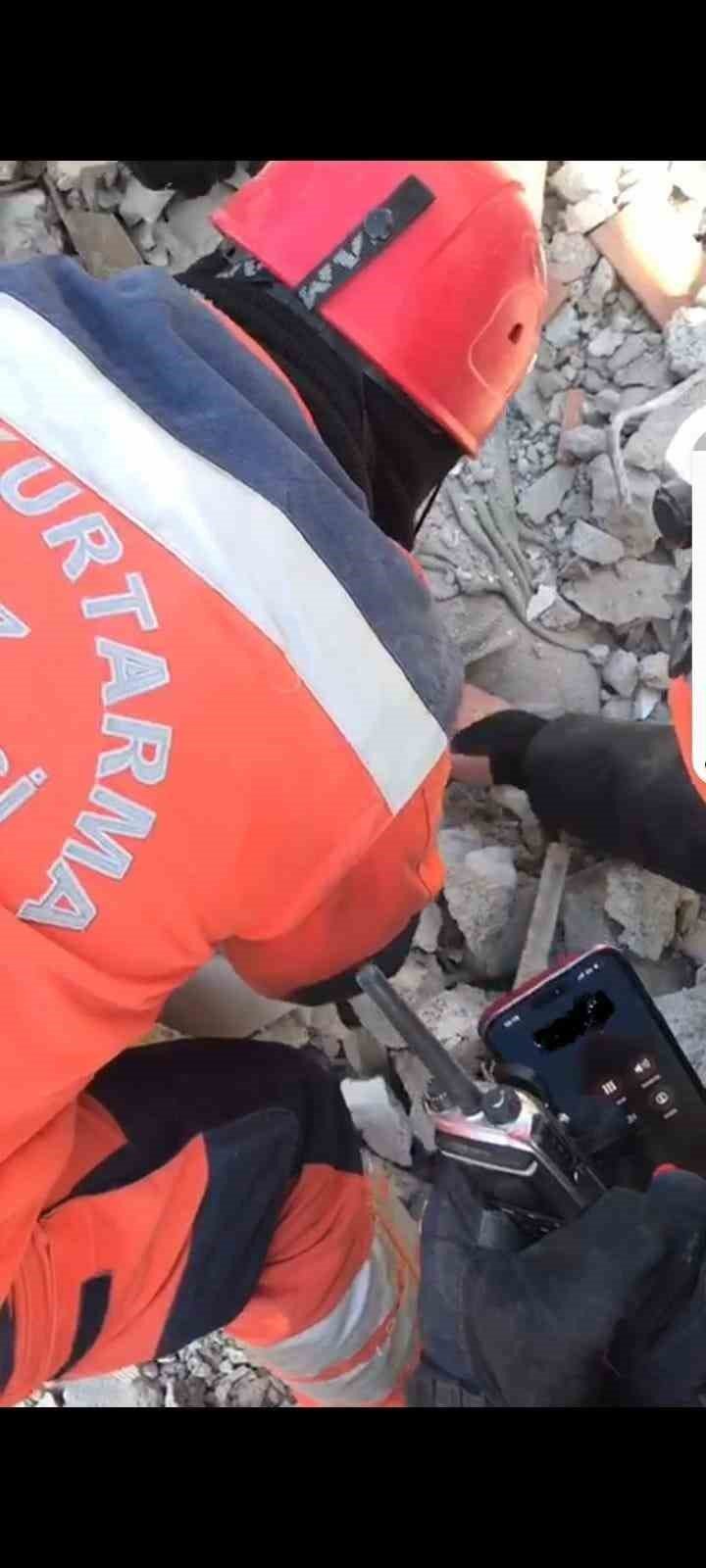 Kepez Belediyesi Ekipleri, 84. Saatte Serpil Teyzeyi Kurtardı