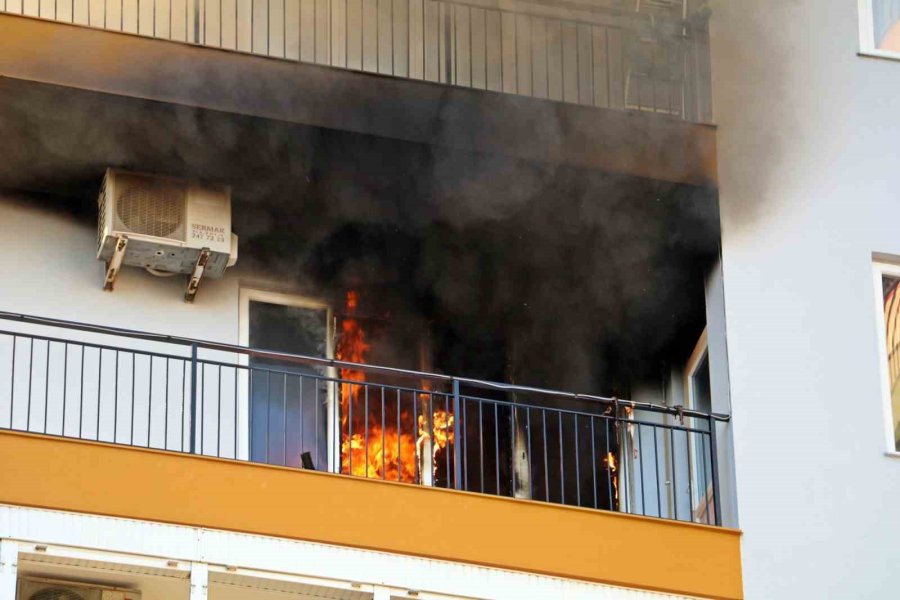 Antalya’da Apartman Sakinlerini Sokağa Döken Yangın
