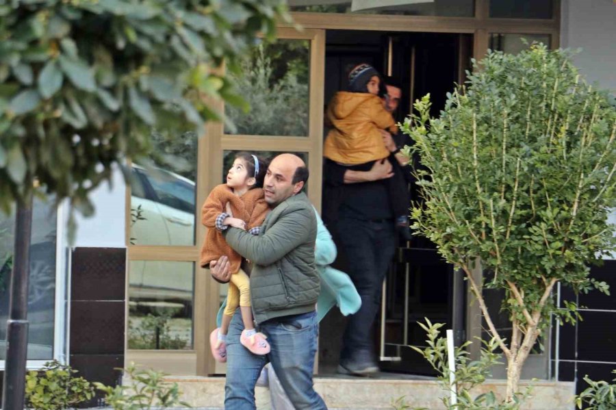 Antalya’da Apartman Sakinlerini Sokağa Döken Yangın