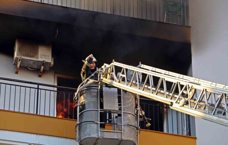 Antalya’da Apartman Sakinlerini Sokağa Döken Yangın