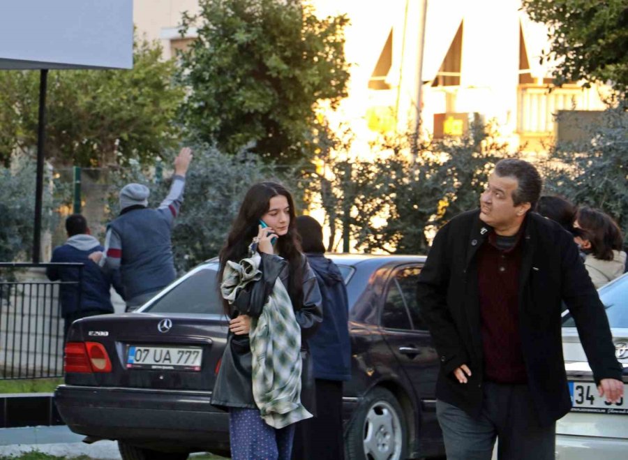 Antalya’da Apartman Sakinlerini Sokağa Döken Yangın