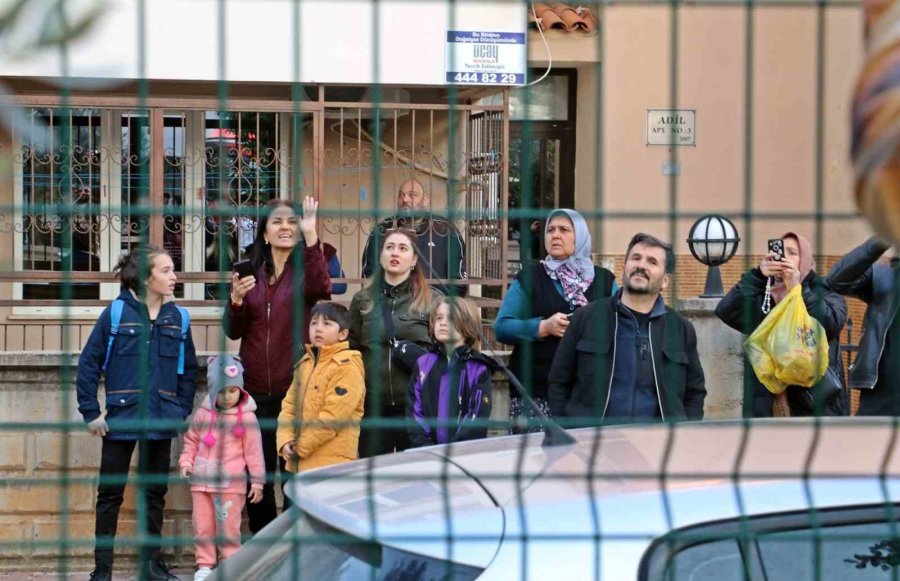 Antalya’da Apartman Sakinlerini Sokağa Döken Yangın