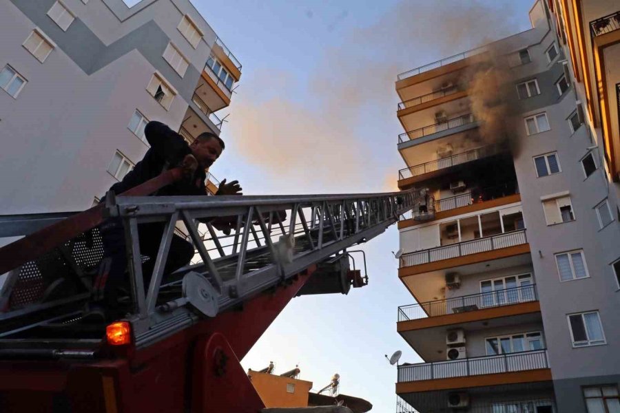 Antalya’da Apartman Sakinlerini Sokağa Döken Yangın