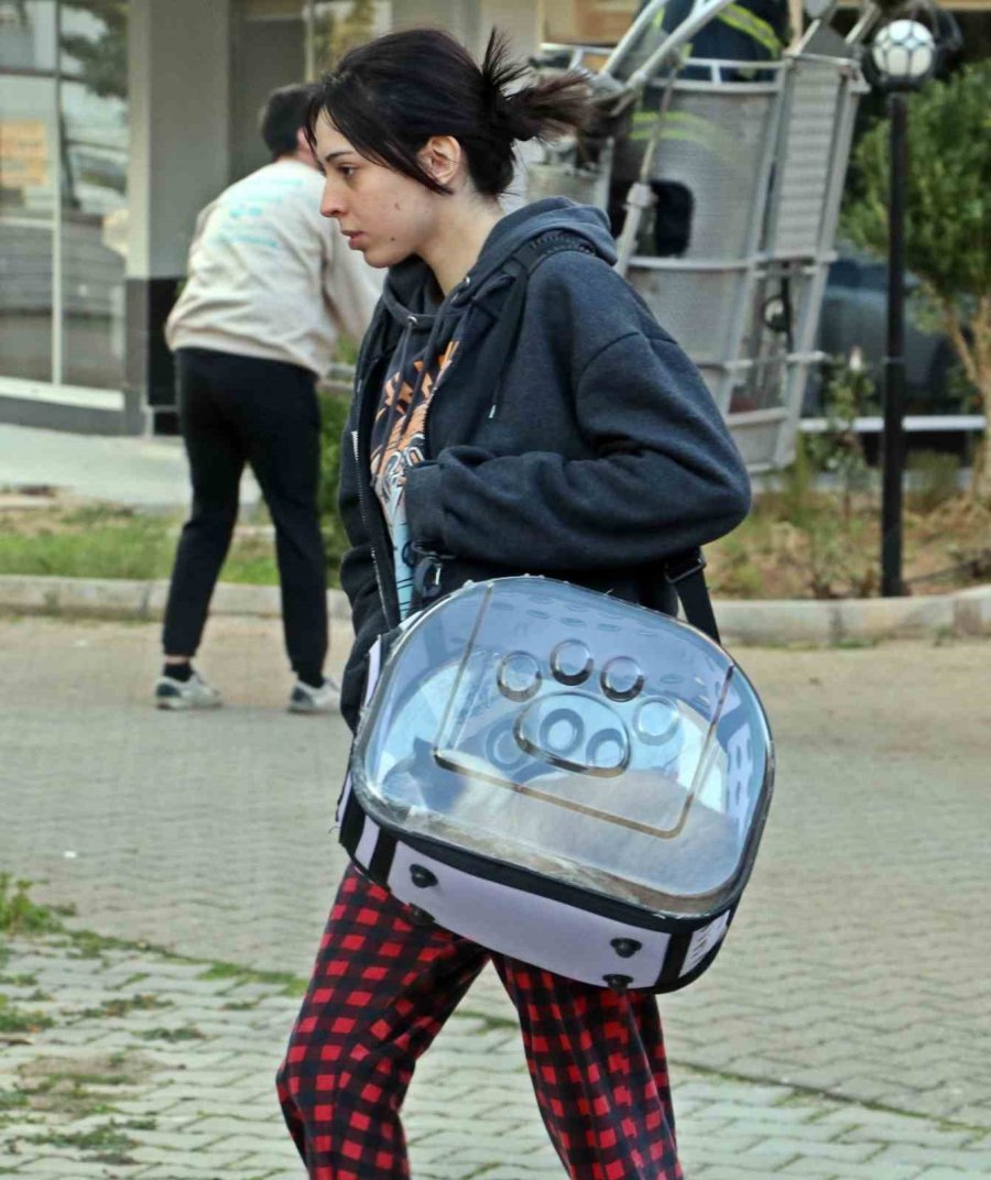 Antalya’da Apartman Sakinlerini Sokağa Döken Yangın