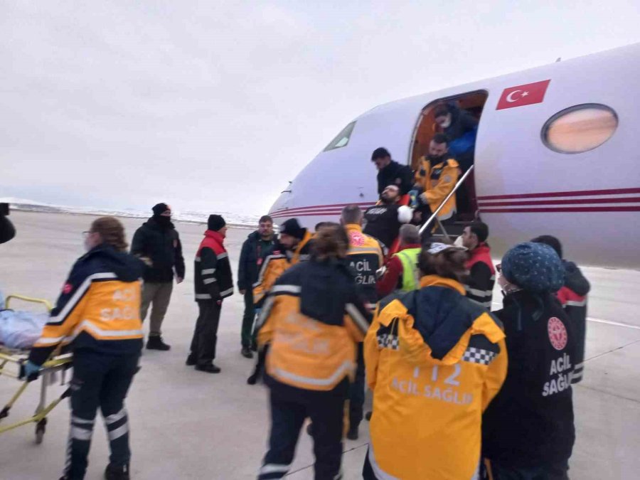 Cumhurbaşkanlığına Ait "dap" Uçağı Deprem Bölgesinden 6 Yaralıyı Ankara’ya Nakletti