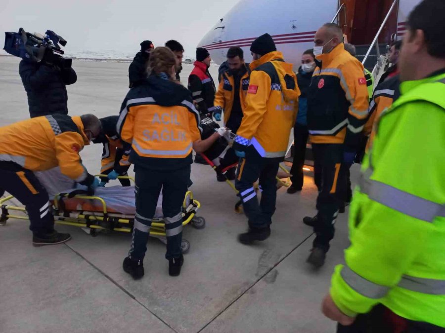 Cumhurbaşkanlığına Ait "dap" Uçağı Deprem Bölgesinden 6 Yaralıyı Ankara’ya Nakletti