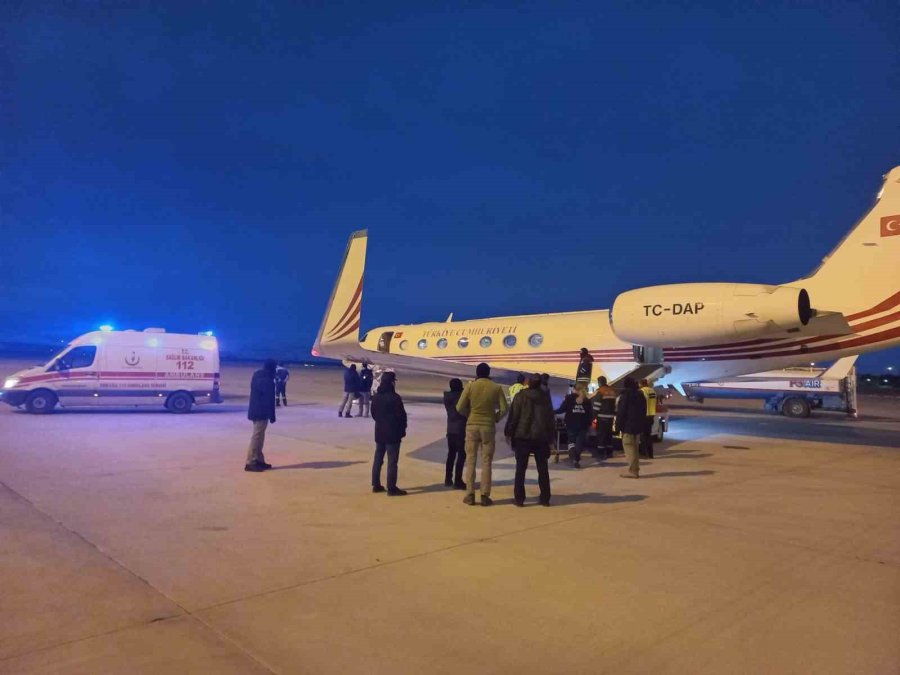 Cumhurbaşkanlığına Ait "dap" Uçağı Deprem Bölgesinden 6 Yaralıyı Ankara’ya Nakletti