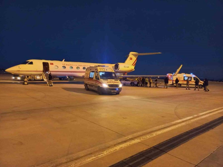 Cumhurbaşkanlığına Ait "dap" Uçağı Deprem Bölgesinden 6 Yaralıyı Ankara’ya Nakletti