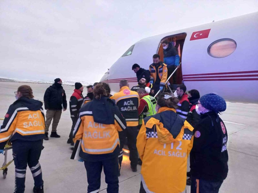 Cumhurbaşkanlığına Ait "dap" Uçağı Deprem Bölgesinden 6 Yaralıyı Ankara’ya Nakletti