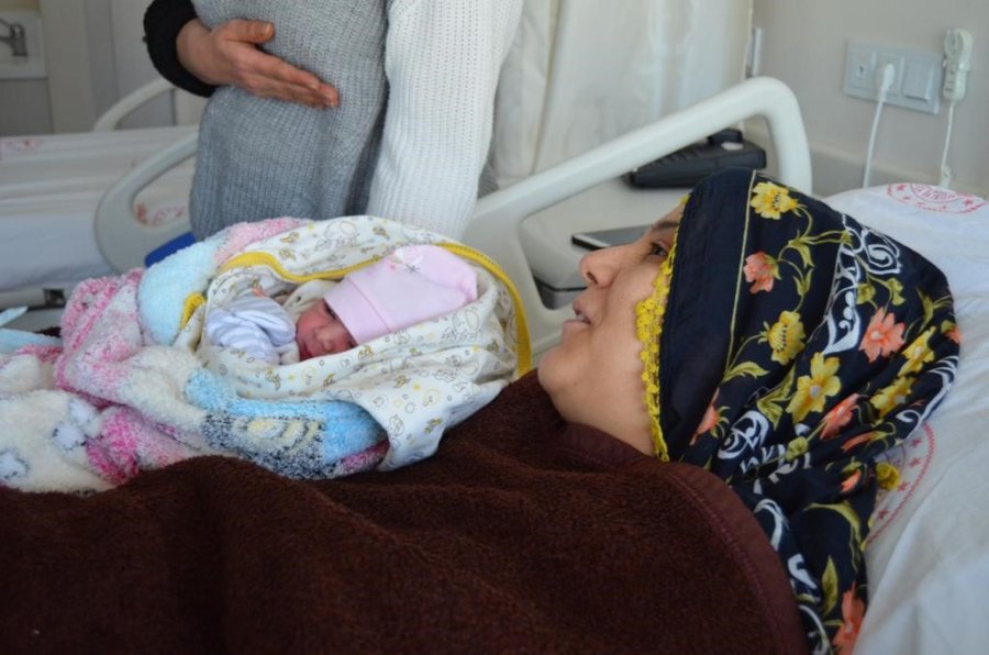 Depremzede 2 Hamile Kadın 2 Sağlıklı Kız Çocuğu Dünyaya Getirdi