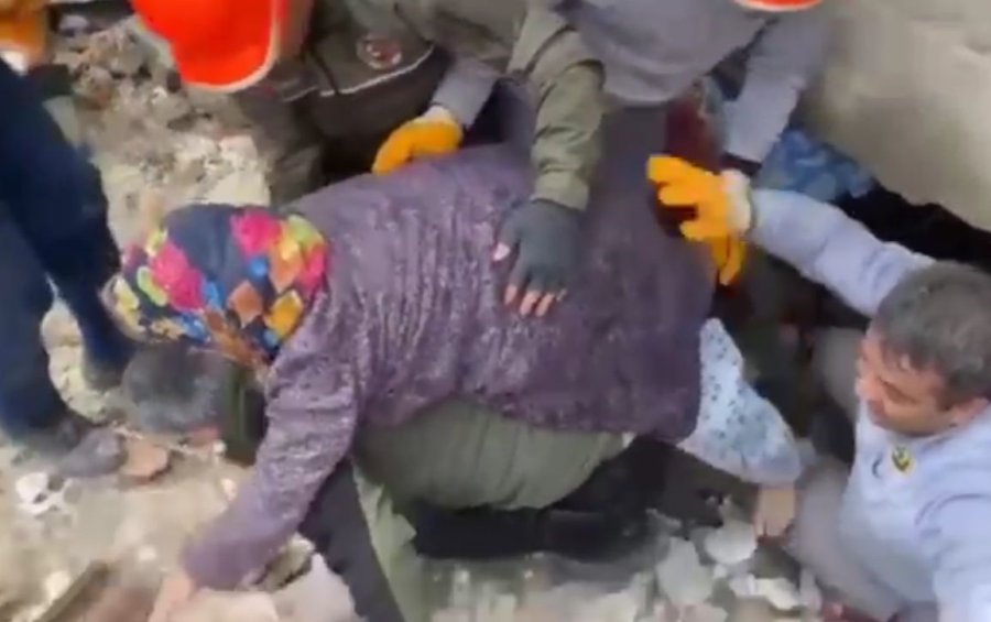 Enkazdan Kurtarıldı, "yavrularım, Çocuklarım" Diyerek Sarılıp Ekibi Öptü