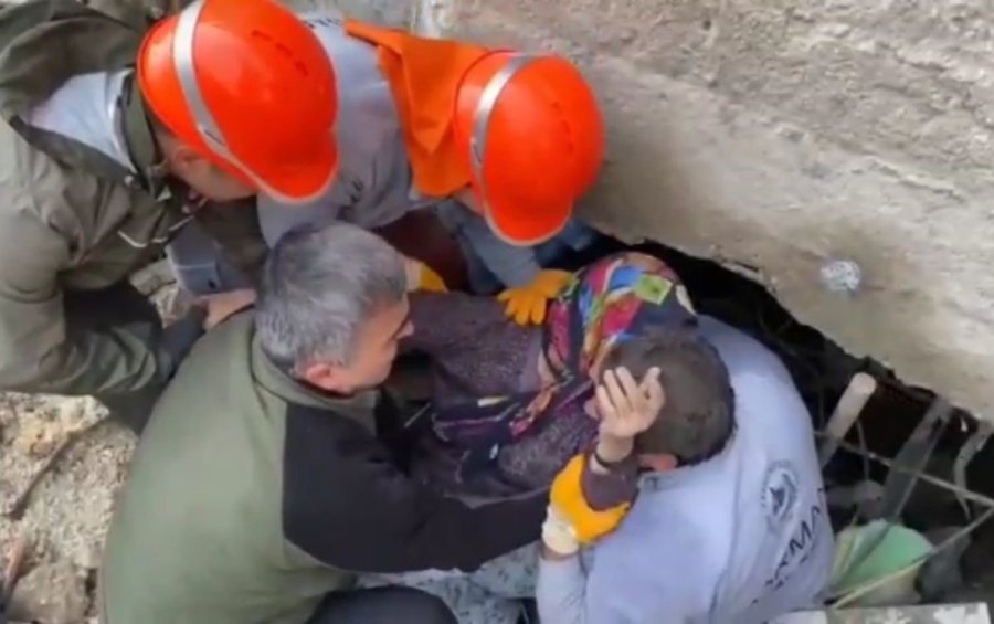 Enkazdan Kurtarıldı, "yavrularım, Çocuklarım" Diyerek Sarılıp Ekibi Öptü