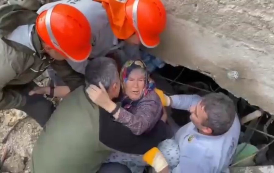 Enkazdan Kurtarıldı, "yavrularım, Çocuklarım" Diyerek Sarılıp Ekibi Öptü