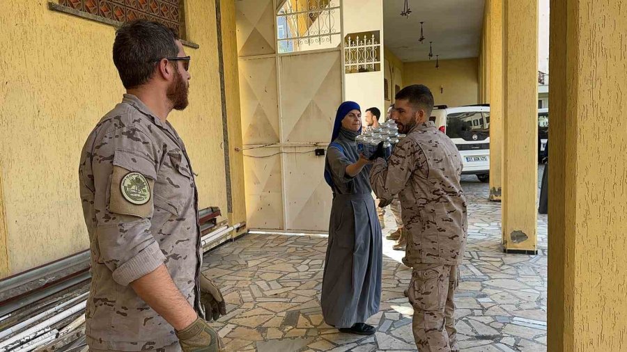 Depremde Tarihi Kilise De Yıkıldı