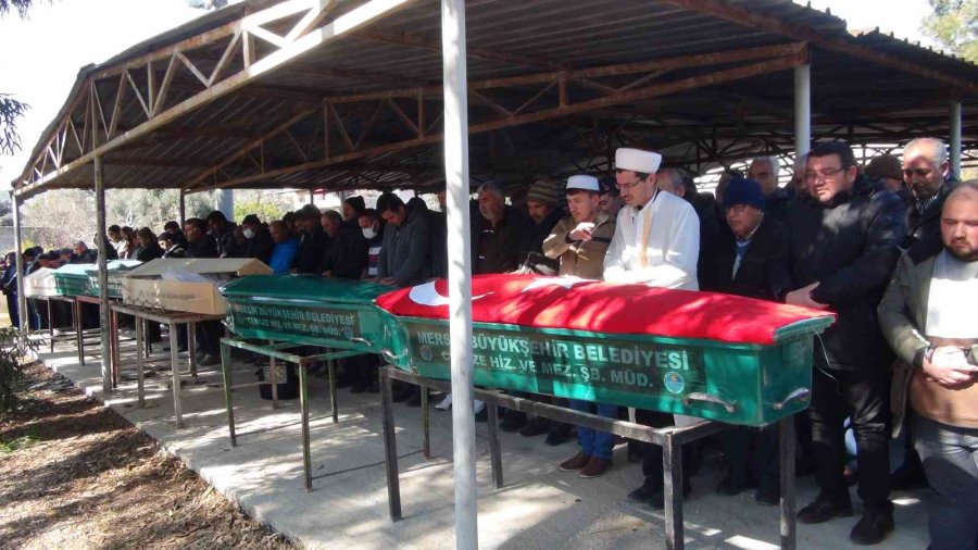 Depremde Hayatlarını Kaybeden Polis Memuru Eşi Ve 4 Çocuğu Toprağa Verildi