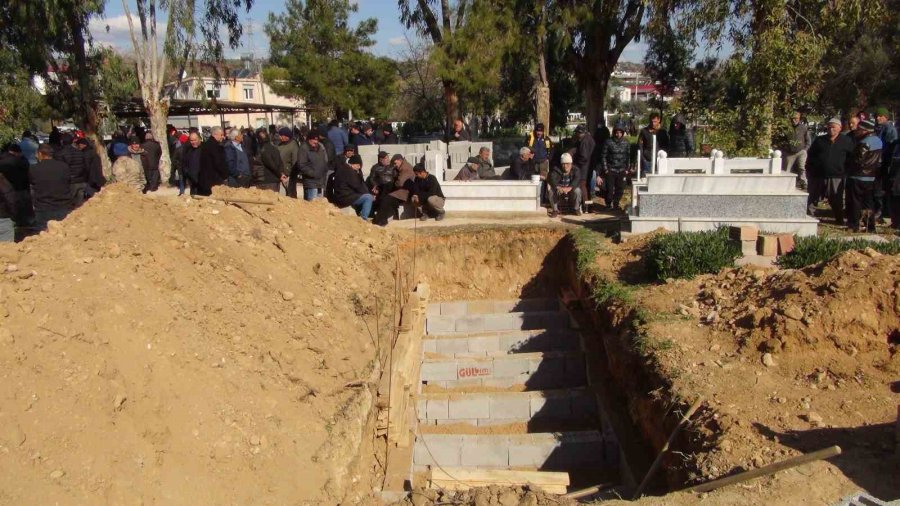 Depremde Hayatlarını Kaybeden Polis Memuru Eşi Ve 4 Çocuğu Toprağa Verildi